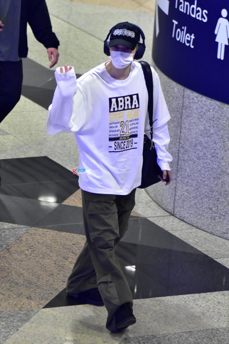 MyKpopHuntress's tweet photo. 260215 TXT #HUENINGKAI @ KLIA ✈️ #TXTinKL #TXTinMY #TXT https://t.co/dFNY9Anwad