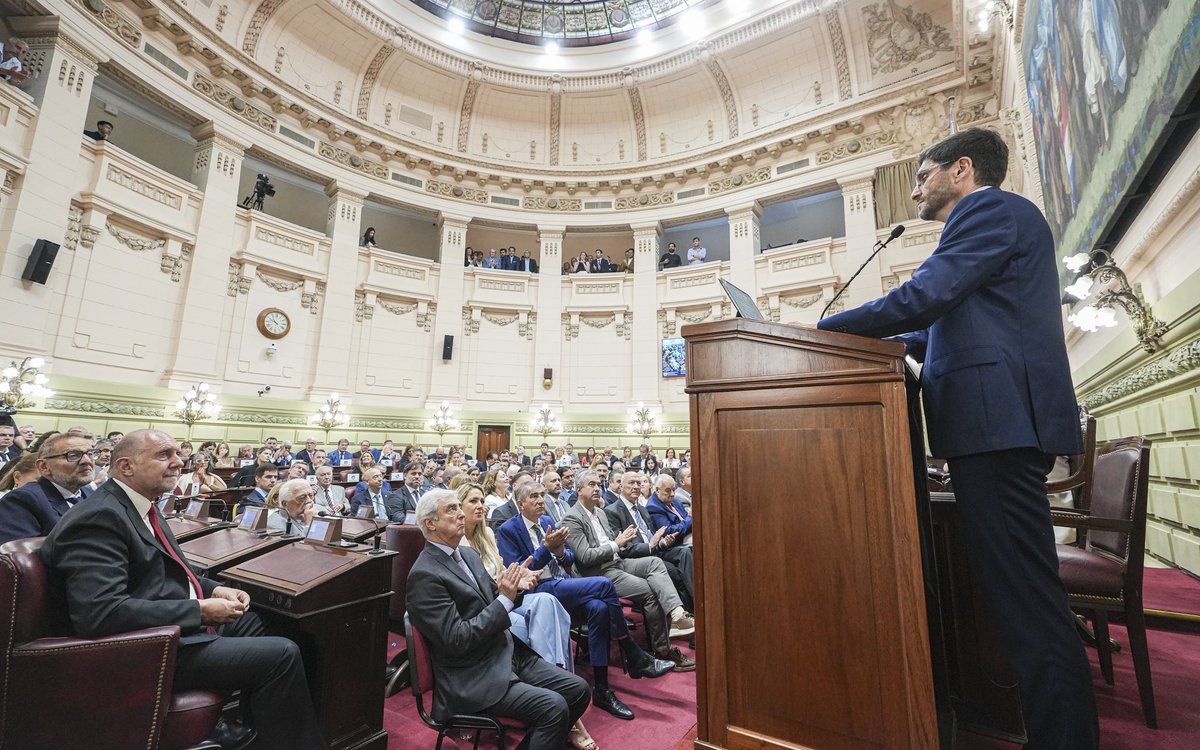 El gobernador Maximiliano Pullaro dejó inaugurado el 144° período de sesiones ordinarias en la Legislatura provincial, reafirmando que el orden y la seguridad son la base innegociable para construir el futuro de Santa Fe. "No vinimos a convivir con el delito ni a mirar para otro
