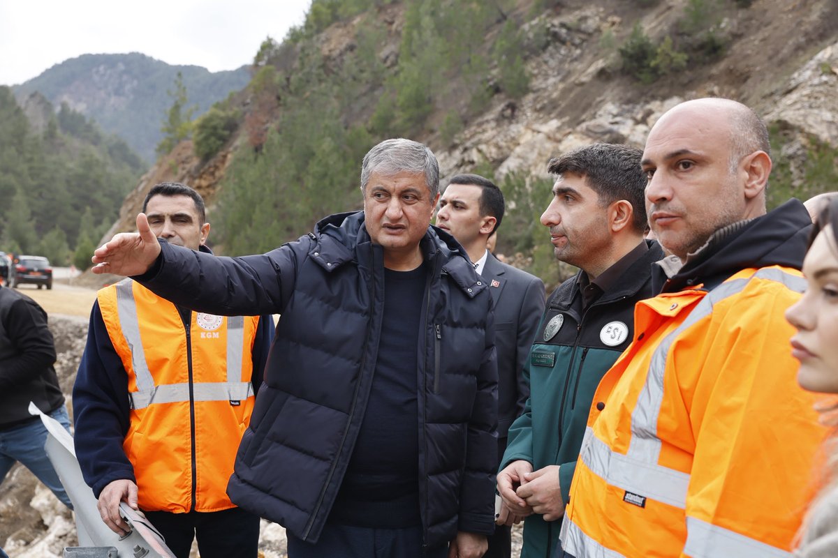 İlimizde etkili olan yoğun sağanak yağışların ardından Feke–Saimbeyli arasındaki karayolunda oluşan göçük alanında incelemelerde bulunarak ekiplerimizin yürüttüğü çalışmaları yerinde değerlendirdik.

Vatandaşlarımızın mağduriyet yaşamaması ve ulaşımın en kısa sürede güvenli
