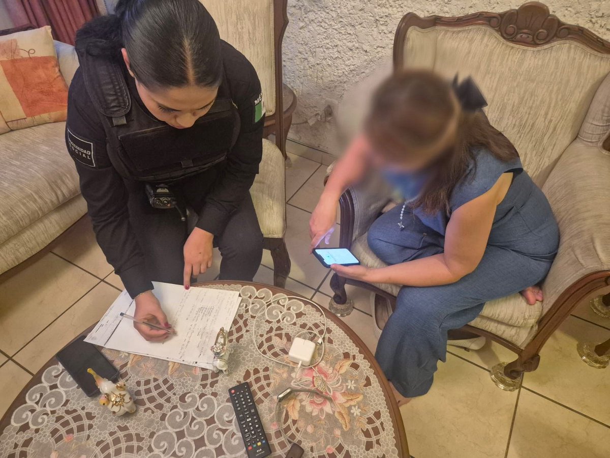 PoliciaGDL's tweet photo. Nuestra Policía Escolar en corresponsabilidad con personal de Seguridad Universitaria de la @udeg_oficial y #CUCEI frustraron una extorsión telefónica a una docente y la pusieron a salvo.
#LaPolicíaQueTeCuida
👮🏽♀️🚔👮🏽♂️ https://t.co/QYDHjwVjJQ