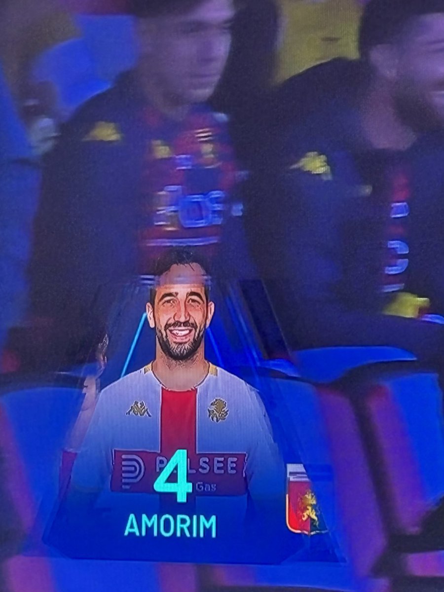 soralhellas's tweet image. Attenzione perché la Lega Serie A si è superata: entra il nuovo acquisto del Genoa Amorim e la grafica tv mostra la foto di Ruben Amorim (ex allenatore del Manchester United)
