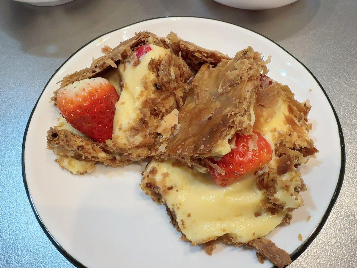 roco__65_'s tweet photo. ミルフィーユ作ったら初めてこんな大失敗したwなんだこれw

味は美味しかったのでふたりで食べました！
ガナッシュサンドクッキーは写真撮ってない🥺 https://t.co/c4JMtIeFGw