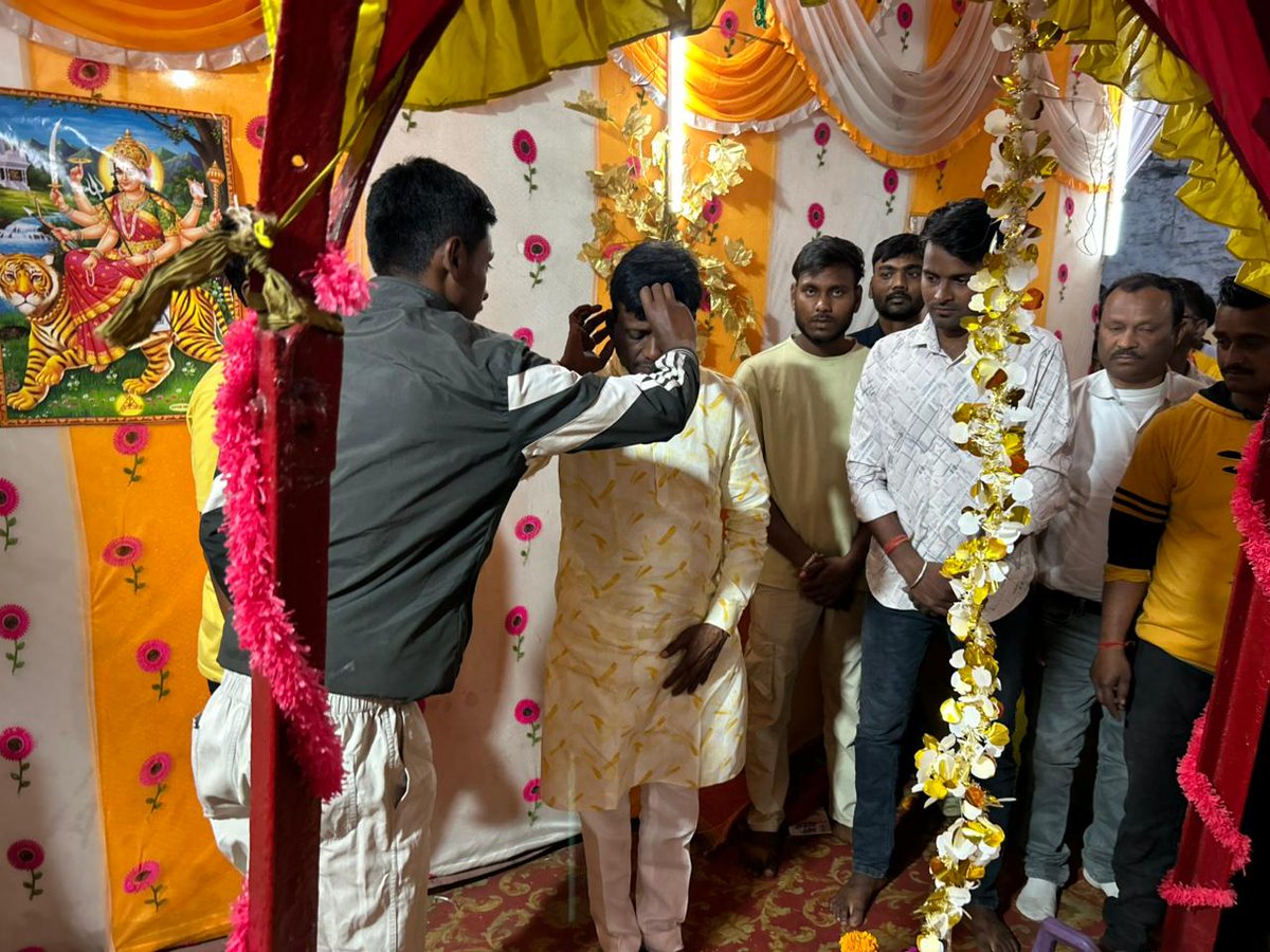महाशिवरात्रि के पावन अवसर पर प्रेमनगर एवं जोगता स्थित प्राचीन एवं सुप्रसिद्ध शिव मंदिरों में पहुँचकर मंदिर आचार्य के सानिध्य में विधिवत पूजा-अर्चना की। देवाधिदेव महादेव के चरणों में नतमस्तक होकर समस्त क्षेत्रवासियों की सुख, समृद्धि, शांति और कल्याण की मंगलकामना की।

हर-हर महादेव!