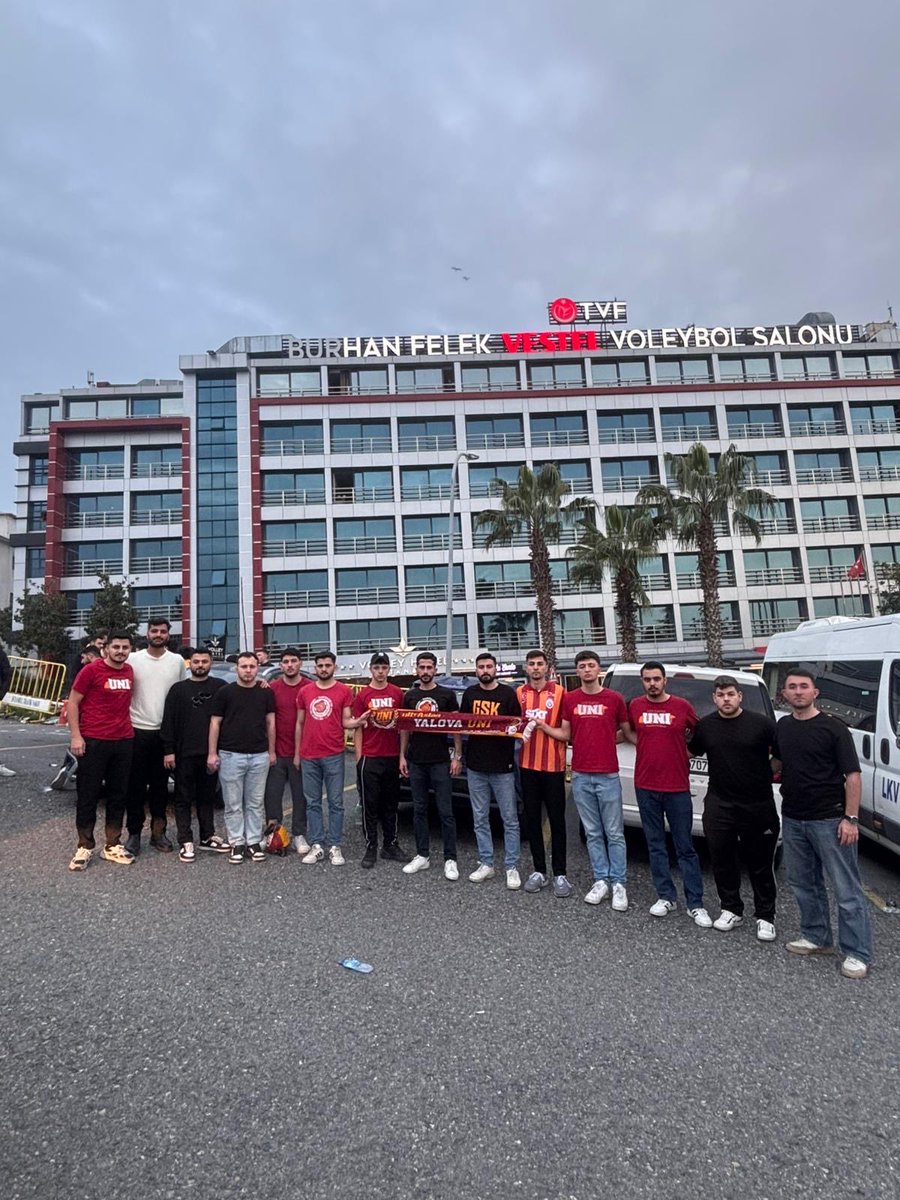 SEN SEVGİNLE BİZİ YAŞATAN!

Erkek voleybol takımımızı
fenerbahçe karşılaşmasında 
Burhan Felek’te yalnız bırakmadık.

#ultrAslanUNI
#uAUNIYalova10Yaşında