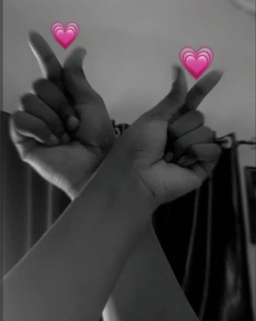 🫴🏻🕊️ खोना नहीं चाहते थे उसे 🤌🏻
  इसलिए रिश्ते का नाम दोस्ती रख दिया,🤞🏻
 प्यार तो बेपनाह था...! 👐🏻
मगर मोहब्बत में खोने के डर से नाम #आशनाई रख दिया,🫰🏻
रिश्ता निभाना था मुकम्मल तौर से 🤝 🙌🏻 
इसलिए हमने दोस्ती का लिबास ओढ़ लिया लिया....✍🏻🧕🏻💛🥰💜