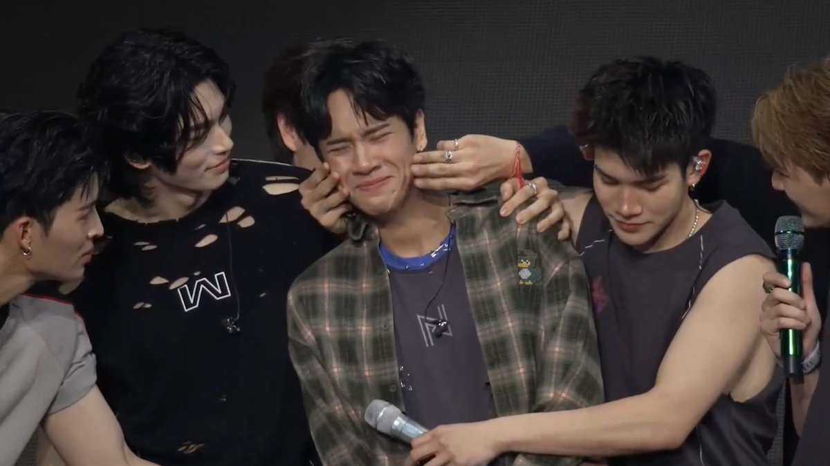 จังหวะน้ำตาไหลย้อนกลับ5555555555555555555555555

#nanon_korapat #RISERCONCERTD3