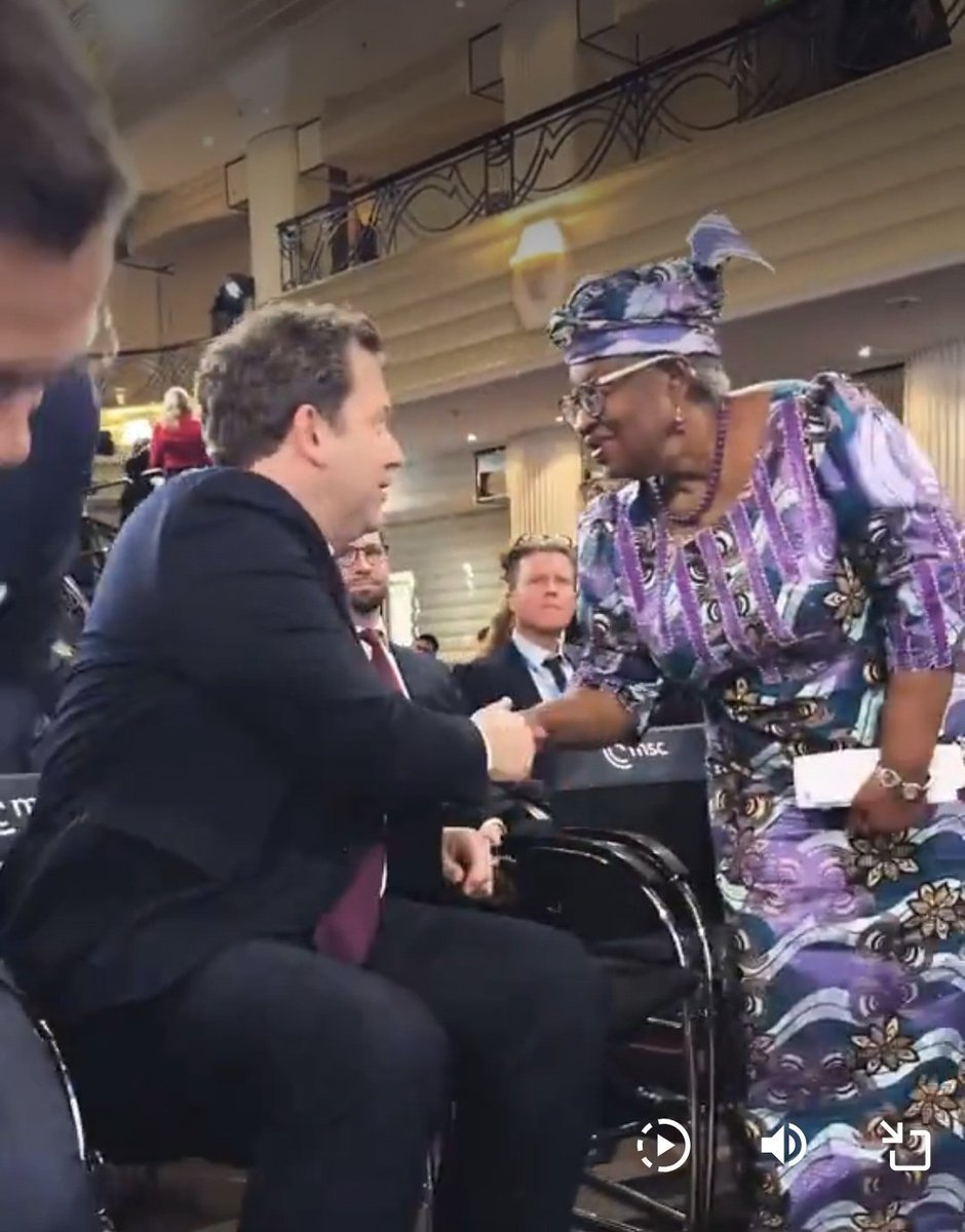 Es hat grundsätzlich etwas mit Anstand zu tun, wenn man seinem Gegenüber die Hand gibt, auch aufzustehen. Vor allem dann, wenn die Person älter ist!

Ist das peinlich, <a href="/larsklingbeil/">Lars Klingbeil 🇪🇺</a>. (SPD)