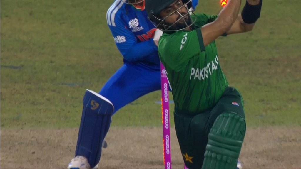 महज 95 रन से शतक से चूके बाबर आजम
Babar gone b Axar 5 - Pakistan 34-4 😆😍
#T20WorldCup2026 "Ishan Kishan" #INDvsPAK