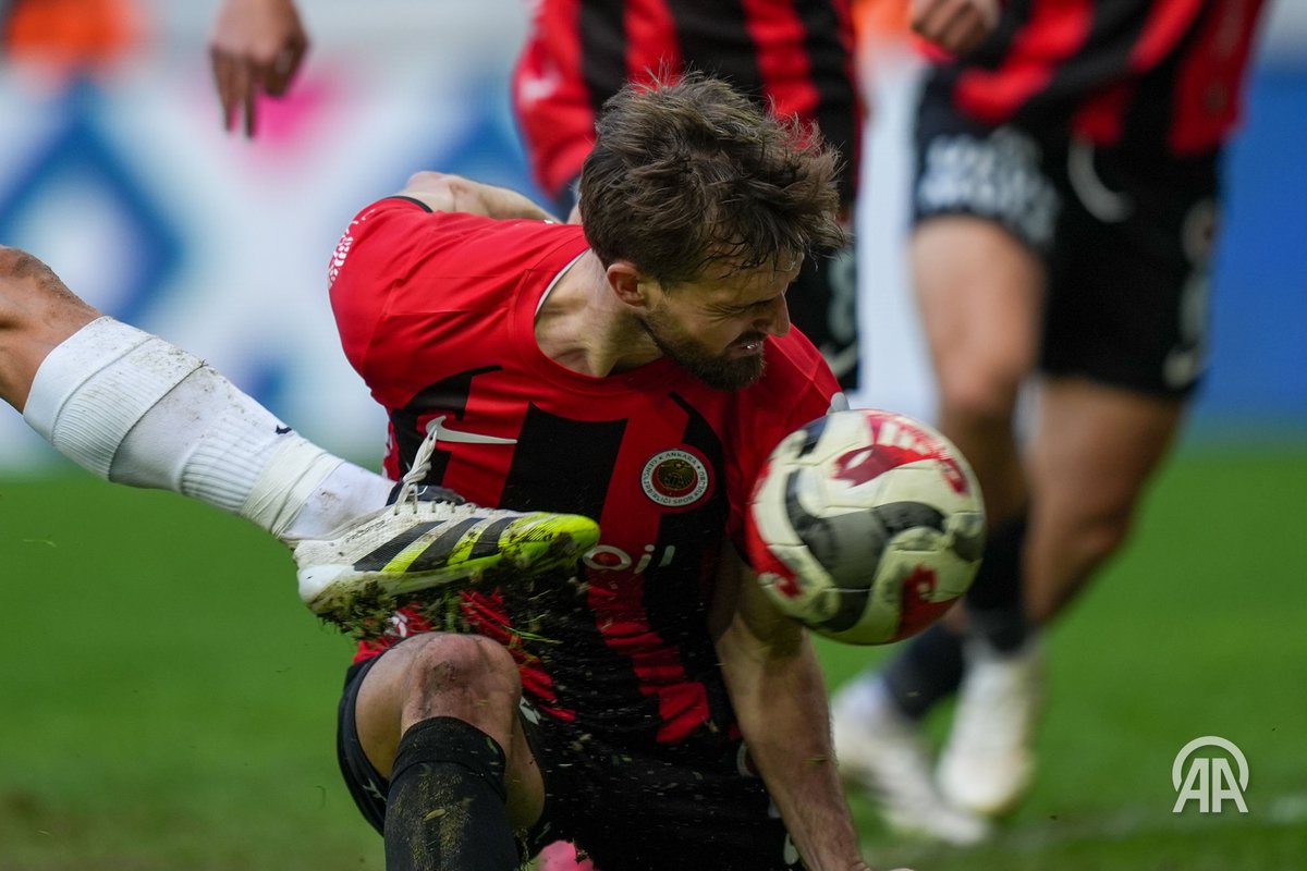 armanonal's tweet photo. Trendyol Süper Lig'in 22. haftasında Gençlerbirliği ile Çaykur Rizespor, Eryaman Stadı'nda karşılaştı. Bir pozisyonda Gençlerbirliği oyuncusu Zan Zuzek rakibiyle mücadele etti. https://t.co/WoY5vHKIaC