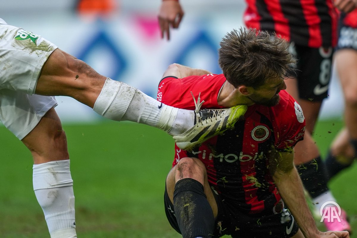 armanonal's tweet photo. Trendyol Süper Lig'in 22. haftasında Gençlerbirliği ile Çaykur Rizespor, Eryaman Stadı'nda karşılaştı. Bir pozisyonda Gençlerbirliği oyuncusu Zan Zuzek rakibiyle mücadele etti. https://t.co/WoY5vHKIaC