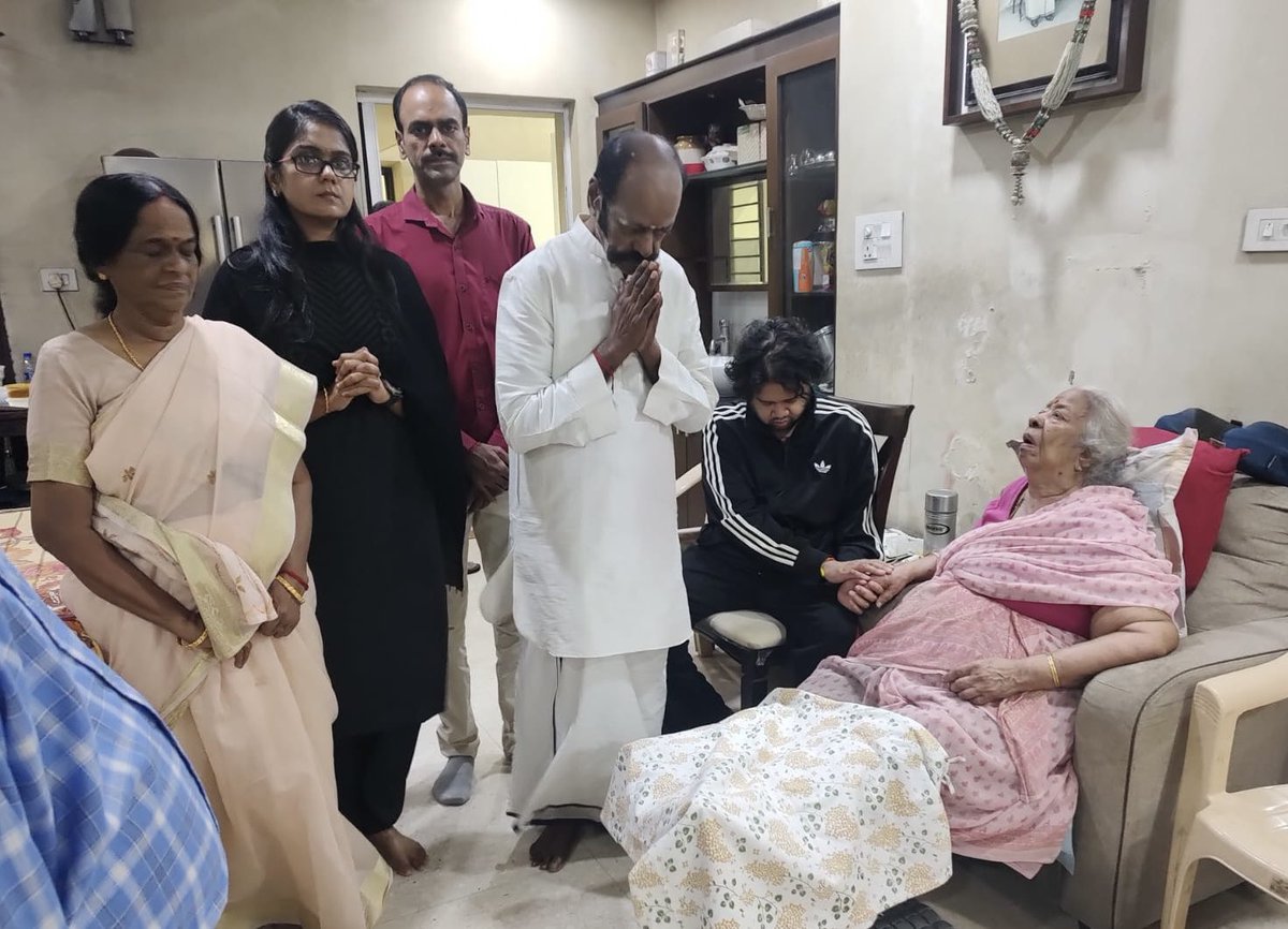 மறைந்த எம்ஜிஆர் கழகத்தின் நிறுவனர் திரு. ஆர்.எம். வீரப்பன் அய்யா அவர்களின் புதல்வரும், தமிழ்த் திரைப்பட தயாரிப்பாளருமான திரு. வீ. தமிழ் அழகன் அவர்களுக்கு அஞ்சலி செலுத்தி, அவர்களின் குடும்பத்தினருக்கு ஆறுதல் தெரிவித்தோம்.🙏🙏

#vtamilazhagan #RIPVTamizhAzhagan #sathyajothifilms