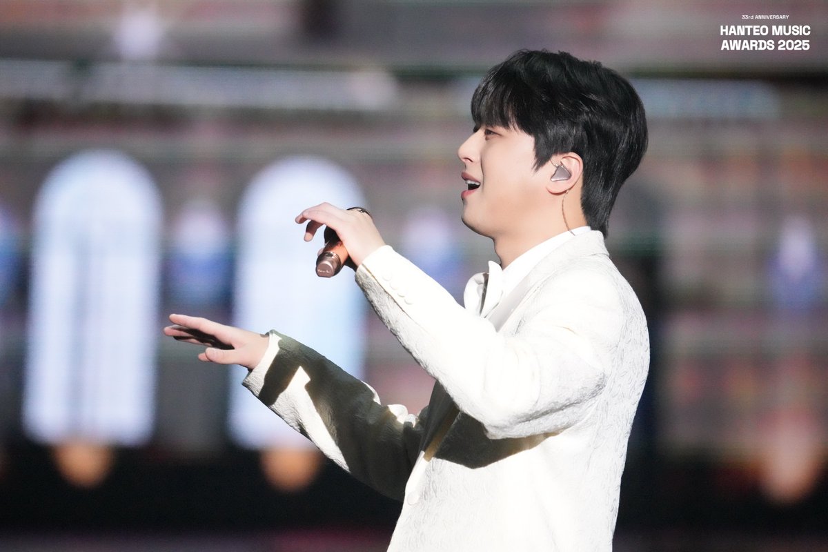 Hanteo_HMAs's tweet photo. #HMA2025 #한터뮤직어워즈2025

📸 HMA Highlight

#LeeChanWon #이찬원
@ChanWonOfficial

#HanteoMusicAwards2025 https://t.co/zKUXKDBrpL