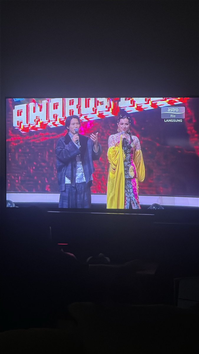 it was this duo first time hosting on stage ? GEMPAK as alwaysss 💯

#GempakMostWantedAwards2025
#GMWA2025
#TerpalingTrending