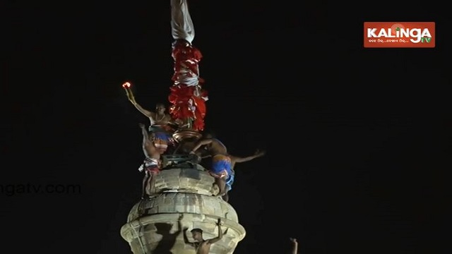 kalingatv's tweet photo. Maha Shivaratri 2026: Mahadeepa raised atop Lingaraj temple in Bhubaneswar
#MahaShivaratri 
#Mahadeepa 
#Bhubaneswar
https://t.co/TrUp8XsA36 https://t.co/rbUej0oZ8L
