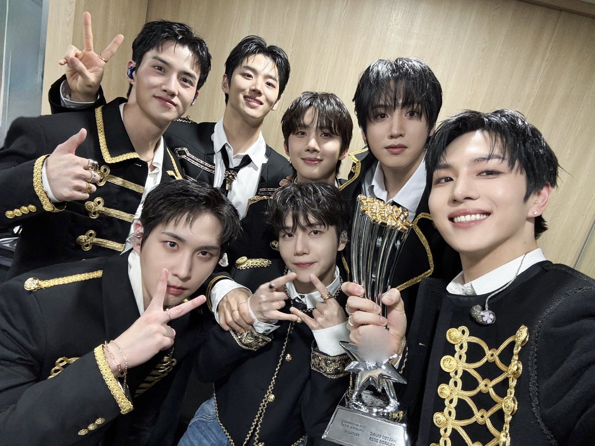 [📸] [#펜타곤]
260215 @ #HMA2025

청춘의 한 페이지를 유니버스와 함께해 더 빛난 오늘( ˘ ³˘)♡
'10주년 - 인플루엔셜 아티스트(10TH ANNIVERSARY – INFLUENTIAL ARTIST)' 부문 수상의 영광까지🏆
꽃과 꿀벌처럼 앞으로도 펜타곤 계속 응원 하기로 약속🫶🏻

#PENTAGON
#한터뮤직어워즈2025