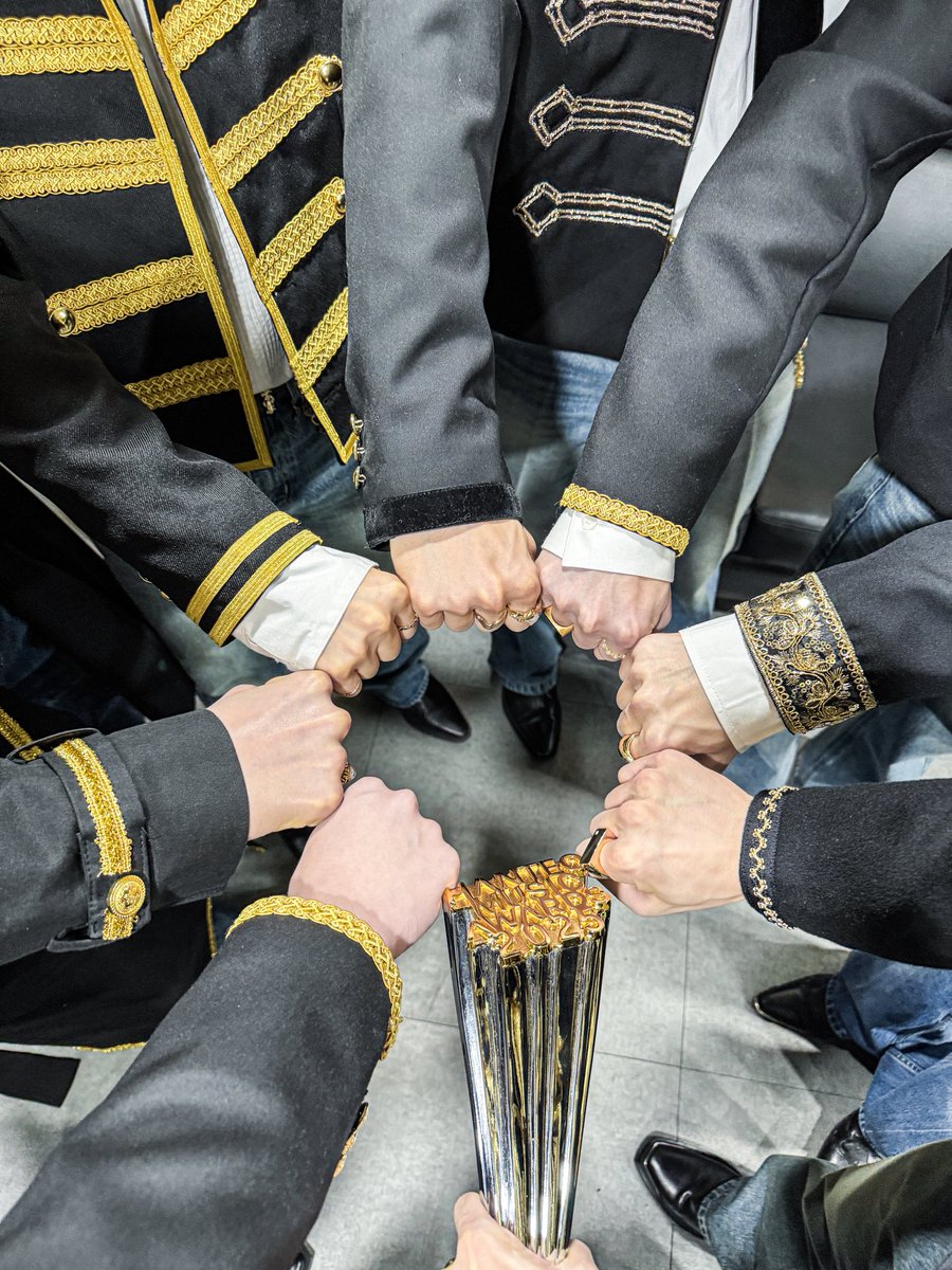 [📸] [#펜타곤]
260215 @ #HMA2025

청춘의 한 페이지를 유니버스와 함께해 더 빛난 오늘( ˘ ³˘)♡
'10주년 - 인플루엔셜 아티스트(10TH ANNIVERSARY – INFLUENTIAL ARTIST)' 부문 수상의 영광까지🏆
꽃과 꿀벌처럼 앞으로도 펜타곤 계속 응원 하기로 약속🫶🏻

#PENTAGON
#한터뮤직어워즈2025