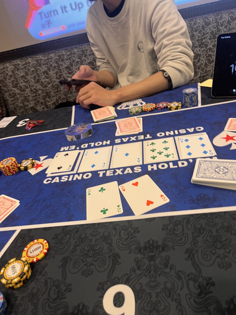 今日は初めてフォーカードを引いたので何らかの宝くじを買った方がいいのかもしれません