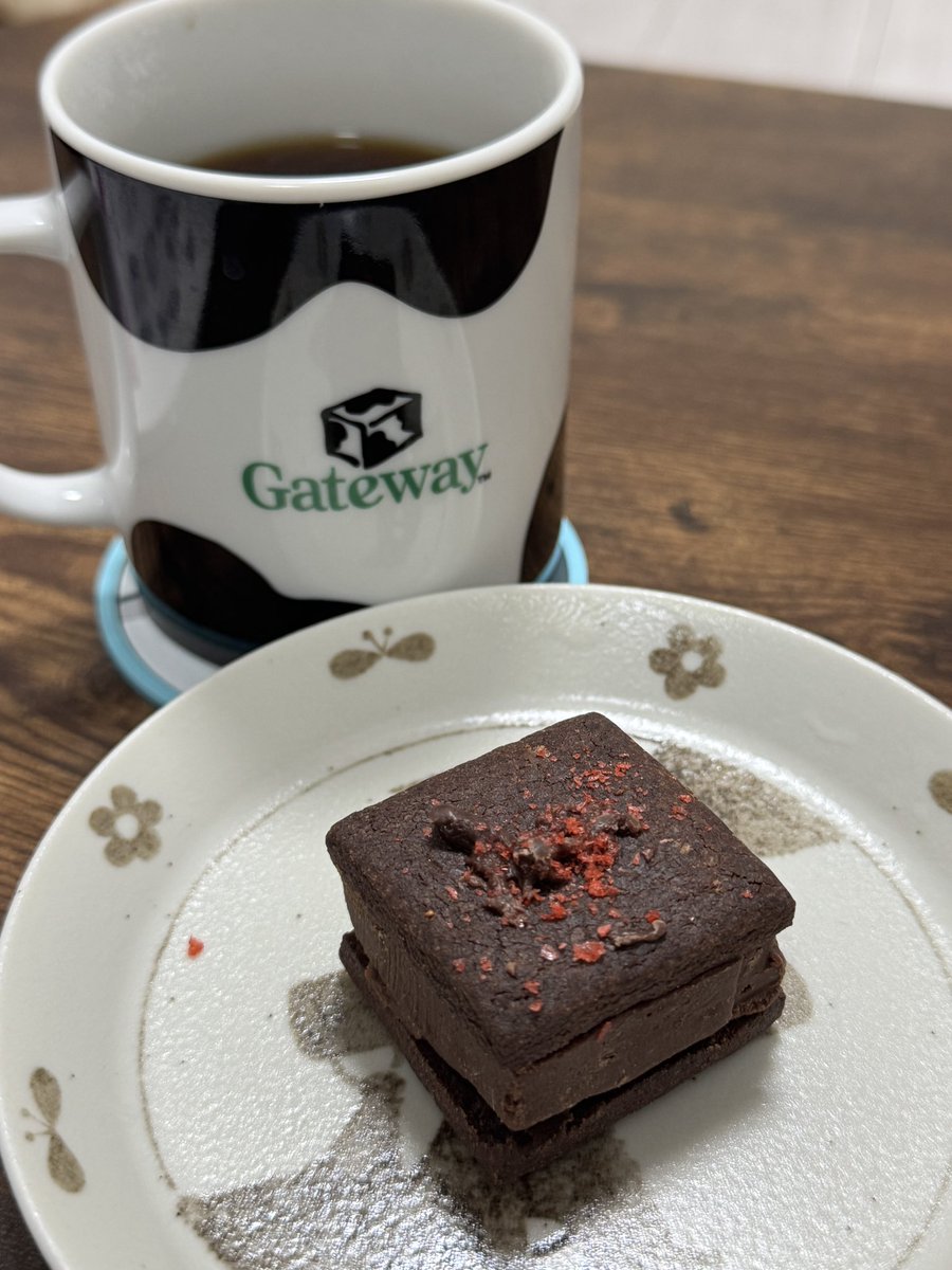 実食🍫‼️ マグカップが日本ゲートウェイ。 知らんだろう・・・ふふふふ