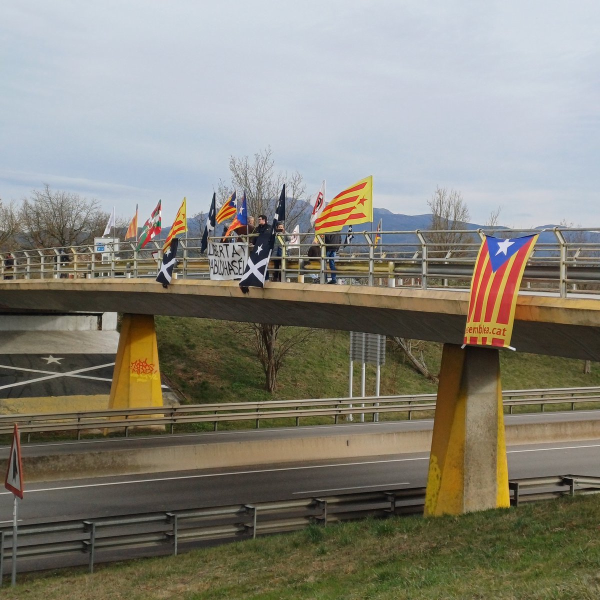 Avui hem anat al pont de Malla a fer companyia els companys que hi son sempre.

Persistim!
#Independència