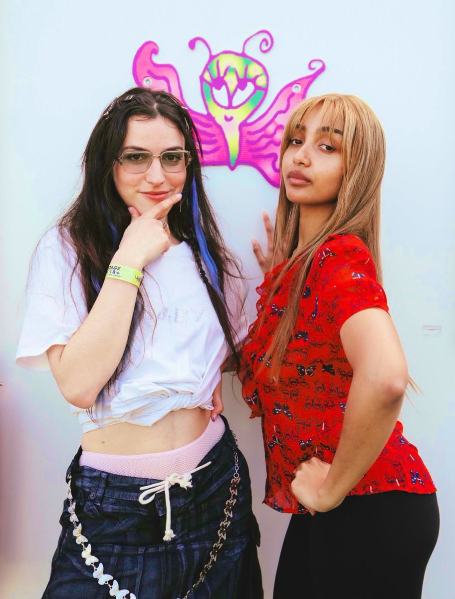 🚨 Pinklou! Oklou and PinkPantheress backstage at Laneway Festival!

📷 jessgleeson