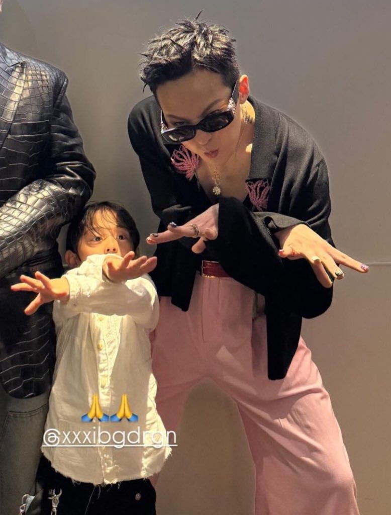 아니 같이 포즈 맞추는 거 진짜 왤캐 좋지
ㅋㅋㅋㅋㅋㅋㅋ
눈썹이랑 표정 봐 오빠 😍😍😍