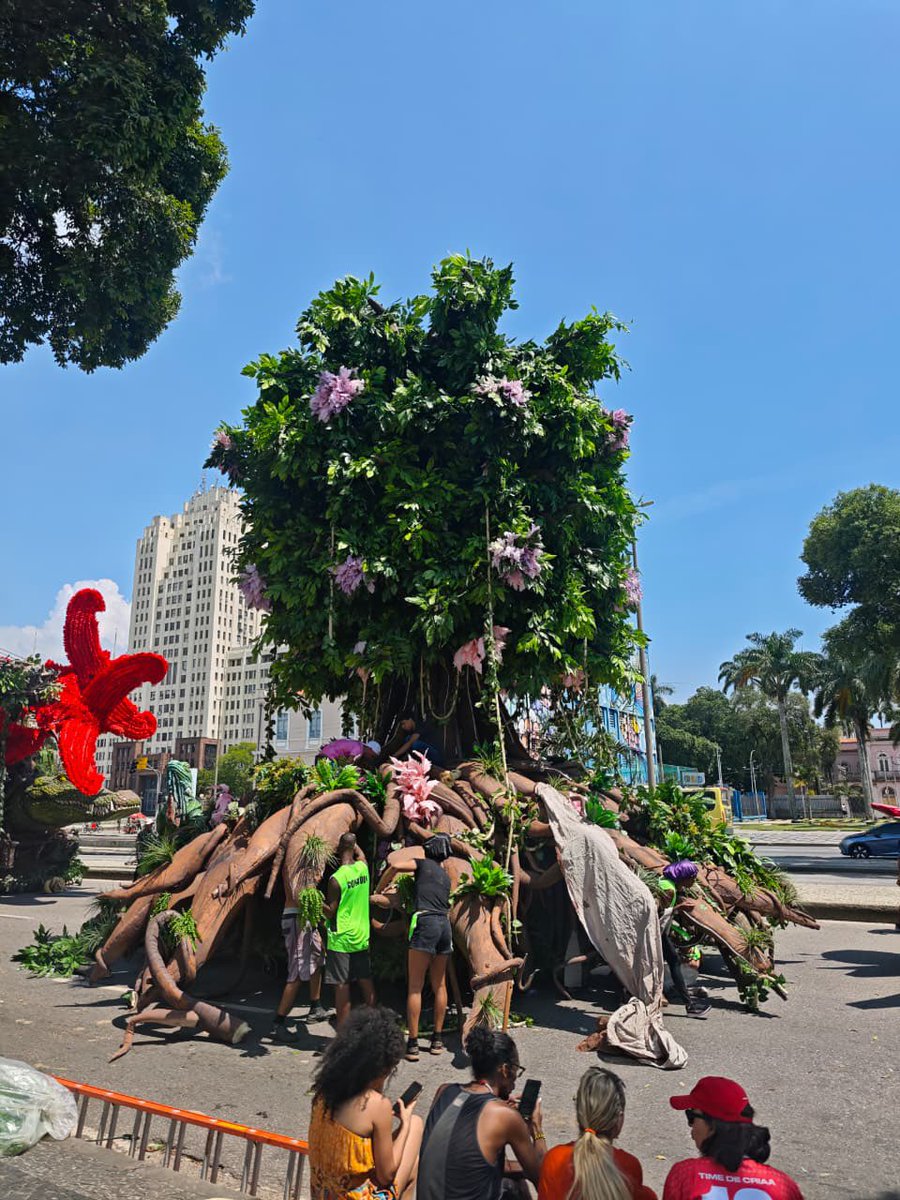barrracao's tweet photo. 🌺 O tripé da comissão de frente da Mangueira. https://t.co/7yfuL1HZ4l