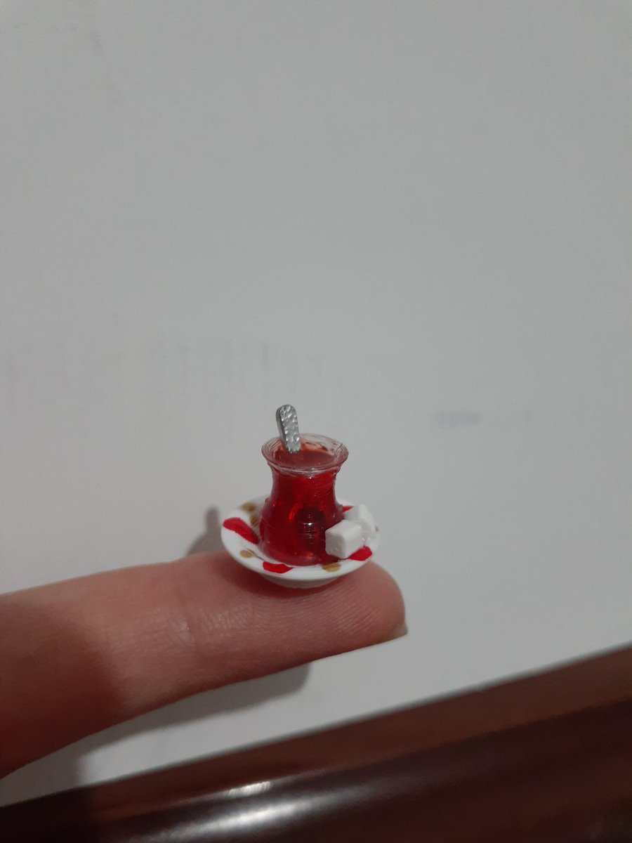 Bir rizeliye tabiki minik çay bardağı alınır