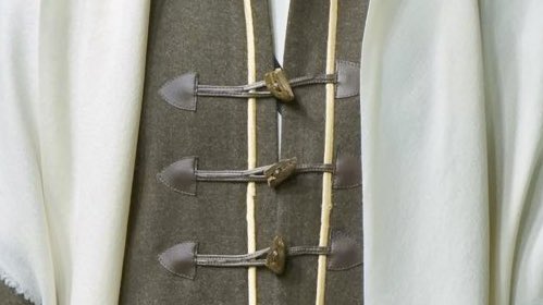 Fares Al-Qabbi، An oud-inspired daqlah featuring modern front buttons at the Saudi Cup 2026 🐎🇸🇦