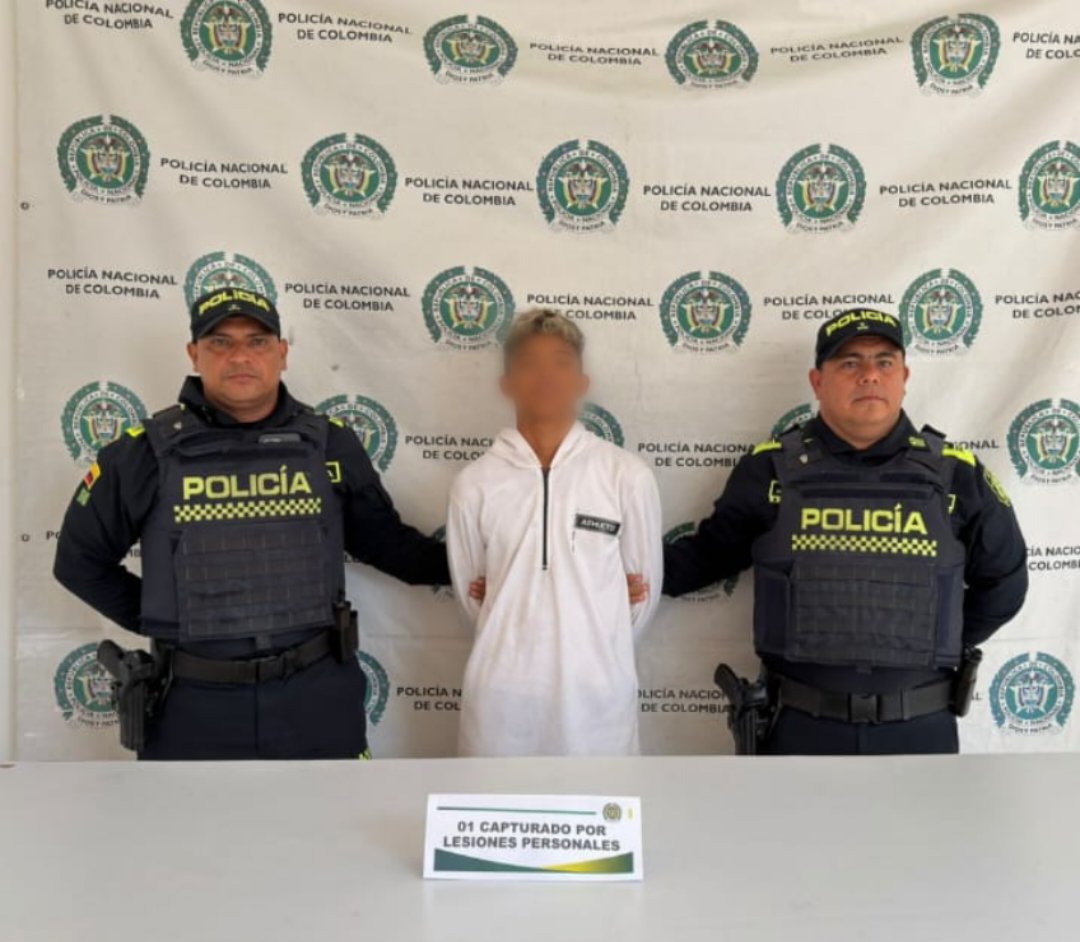 🚨En labores de patrullaje nocturno por el Centro de #Fonseca, capturamos a un hombre señalado de causar una lesión a otro ciudadano. Gracias a la rápida reacción policial, se incautó el arma y el agresor fue puesto a disposición de la autoridad competente. 💪⚖️#S2D