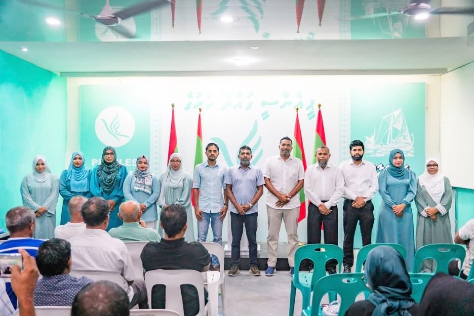 ގައްދޫ ޕީއެންސީ ހަރުގެ ޖަލްސާ | 
ލޯކަލް ކައުންސިލް އަދި އތމ ކޮމިޓީ އިންތިޚާބު 2026 ގައި ގައްދޫ ޕީއެންސީ އިން ކުރިމަތިލައިފައިވާ ކެންޑިޑޭޓުން އިފްތިތާހް ކުރެވުނު ޖަލްސާގެ ތެރެއިން
<a href="/MMuizzu/">Dr Mohamed Muizzu</a> <a href="/pnc_secretariat/">PNC Secretariat</a>