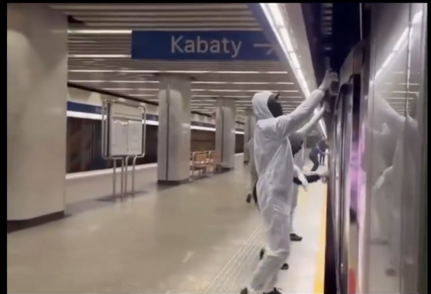 Sytuacja jaka miała miejsce na stacji metra Stokłosy w Warszawie każe się zastanowić nad poziomem bezpieczeństwa transportu publicznego w dobie ataków dywersyjnych.

Grupa zamaskowanych osób zerwała zabezpieczenia / hamulce bezpieczeństwa, żeby unieruchomić skład i nie pozwolić