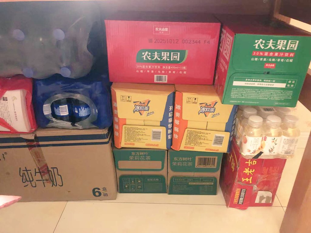 当我表示自己爱吃薯片并且还说我想喝饮料的时候😋  家人就这样对我宠而爱之 嘿嘿🤓