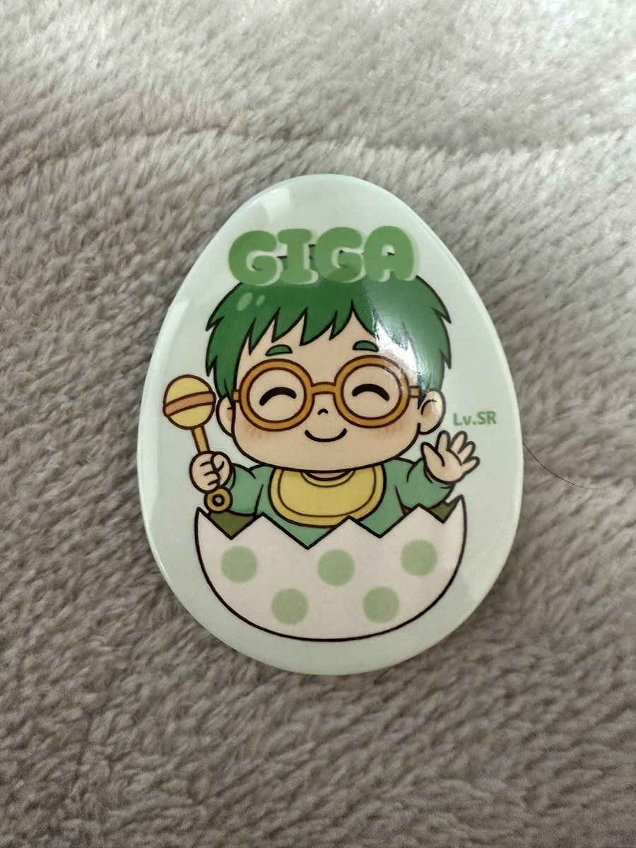 缶バッジは右側のよっしぃさん2個目当たりました🤗被っても大切にし