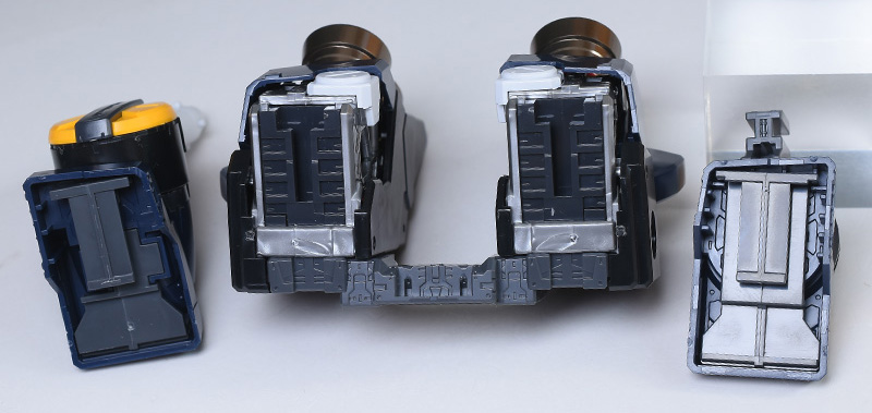 バックパックのファンネルジョイントとサーベルホルダーはサクッと