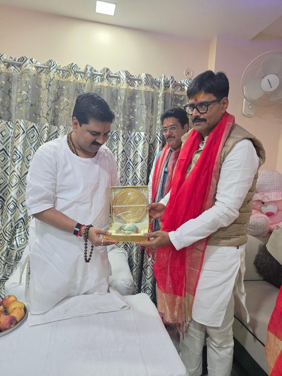 abhaygosaigunj's tweet photo. 📍जौनपुर(उत्तर-प्रदेश )

आज राम लीला मैदान शाहगंज जनपद जौनपुर में पूज्य आचार्य श्री राजन जी महाराज जी ‘के श्री मुख से अविरल बह रही श्री राम कथा का श्रवणपान किया !
महाराज जी स्नेह व आशीर्वाद प्राप्त किया ।

कथा में संगीतमय राम श्रवण, आध्यात्मिक माहौल, भक्ति रस और संस्कारों की गंगा में डूबकर आत्मा को अभूतपूर्व शांति का अनुभव हुआ !
प्रभु श्री राम की कृपा आप सभी पर बनी रहे और सनातन धर्म का प्रकाश पूरे विश्व में यूं ही फैलता रहे ऐसी कामना करता हूँ ।।

#jaunpur #ramkatha #rajanjimaharaj #lucknow #ayodhya #AyodhyaDham #rammandir #कथा