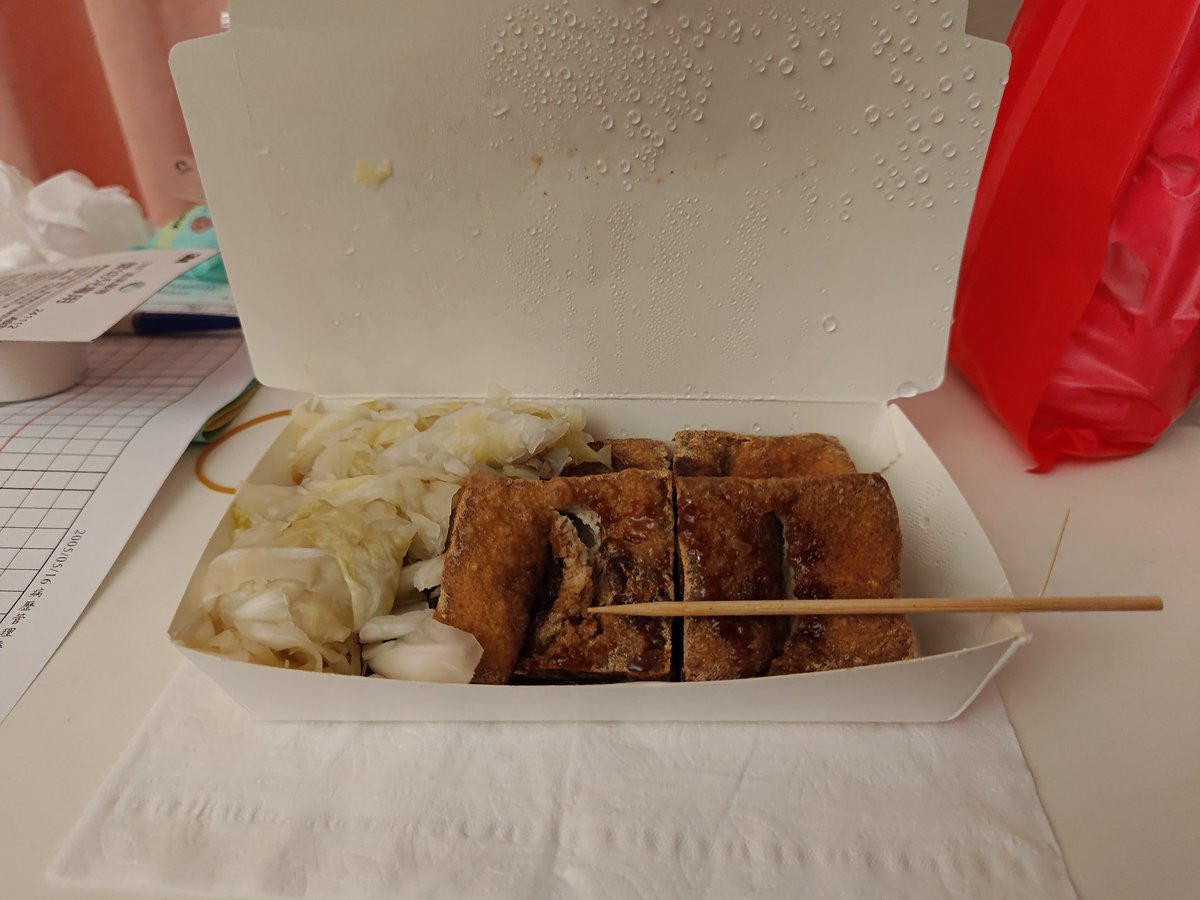 這就是我在醫院吃臭豆腐的報應嗎...？
.
.
.
.
.
.
.
.
我忘了拿筷子了....