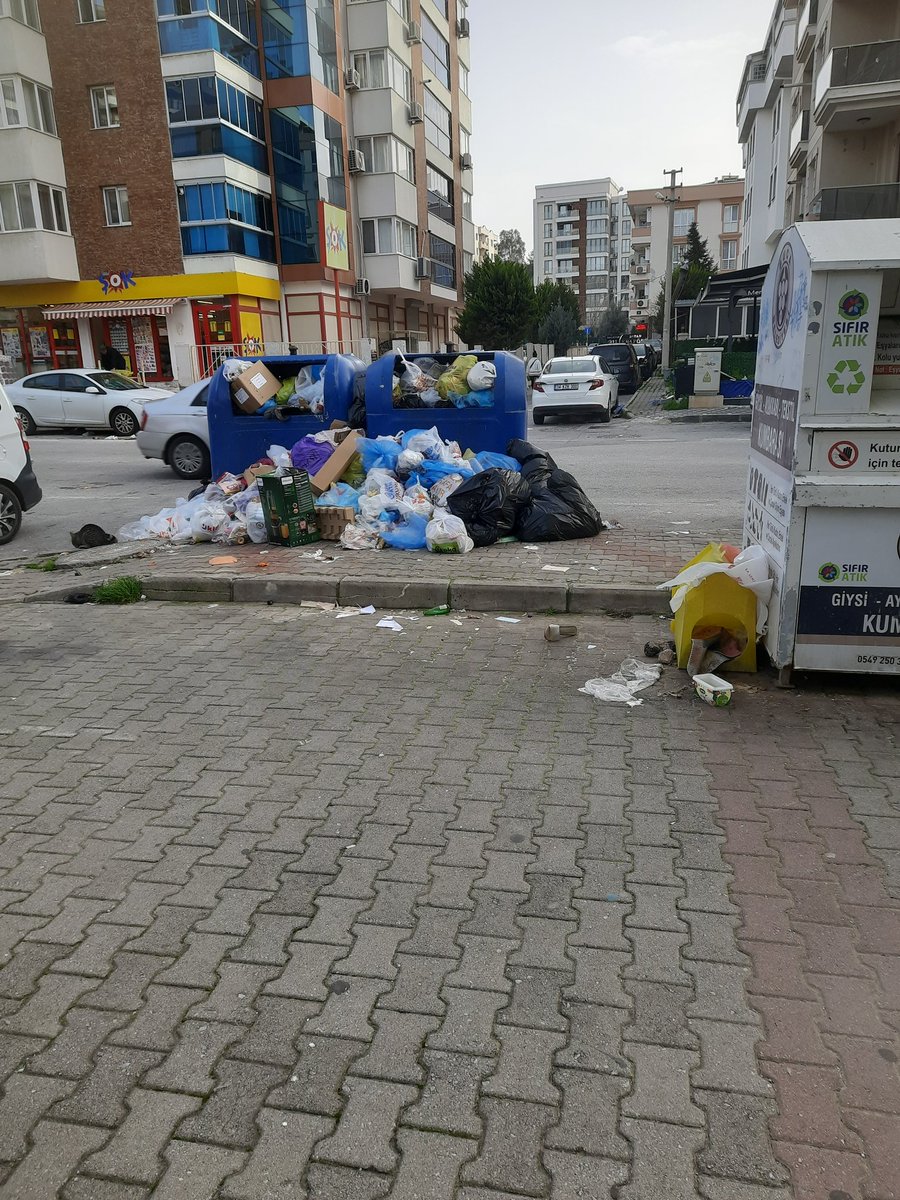 Buca'da yine çöp dağları oluşmaya başladı. Ama <a href="/BucaBld/">Buca Belediyesi</a>  çalışıyor. Zumba kursları açıyor, çorba dağıtıyor,lokantalar var.. Trafik biraz sıkışıyor idare edin,yollar çukur yandan geçin,çöplerin yanından geçerken gözlerinizi kapatın ama..Valla çok  iyi çalışıyor,ben ikna oldum.