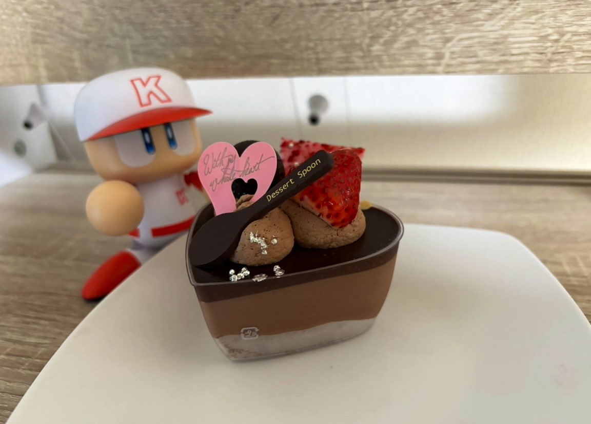 今年のバレンタインはもねちゃんに浮かれすぎてケーキ買ってパワプロくんと撮影してた