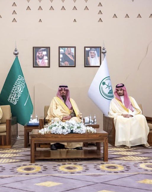 Twaiq93's tweet photo. #راكان_بن_سلمان 

صاحب السمو الملكي الأمير #راكان_بن_سلمان لدى استقباله المهنئين بتعيين سموه محافظاً للدرعية 

كسر البروتوكول الرسمي وقدم البروتوكول الاجتماعي 

حيث ترك صدر القاعة لسمو المحافظ السابق الأمير فهد بن سعد بن عبدالله بن تركي < الذي عين حديثاً نائباً لأمير منطقة الباحة >

صورة جميلة جداً في الاحترام غير المستغرب 💚🇸🇦