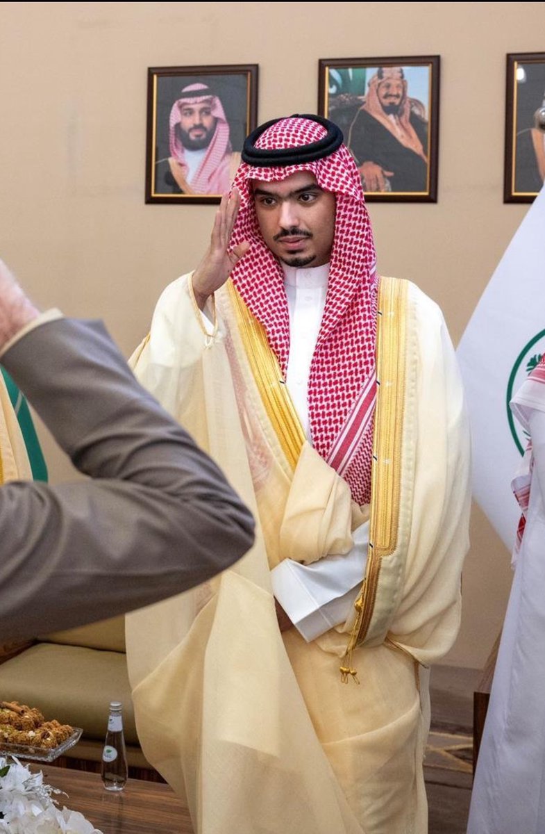 Twaiq93's tweet photo. #راكان_بن_سلمان 

صاحب السمو الملكي الأمير #راكان_بن_سلمان لدى استقباله المهنئين بتعيين سموه محافظاً للدرعية 

كسر البروتوكول الرسمي وقدم البروتوكول الاجتماعي 

حيث ترك صدر القاعة لسمو المحافظ السابق الأمير فهد بن سعد بن عبدالله بن تركي < الذي عين حديثاً نائباً لأمير منطقة الباحة >

صورة جميلة جداً في الاحترام غير المستغرب 💚🇸🇦