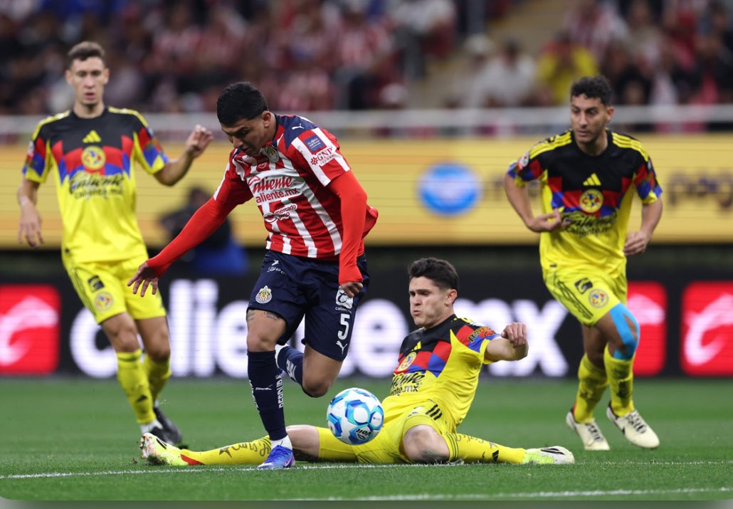 ¡NO LOGRARON DETENERLOS! 🫣⚽️

Las Águilas del América cayeron por la mínima en el Clásico de México ante Chivas, que se mantiene invicto en el Clausura 2026. 😱 Toda la información, aquí 👇🏻
bit.ly/3OKeMNe