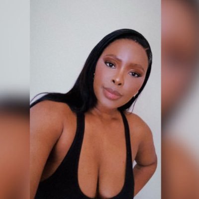 Shadaya_Knight's tweet image. This woman came to complain on X that her 8 year old child son, is not comfortable with her being nude around him

Yes she came to shame her child for not being comfortable with her being nude

Black society is cooked