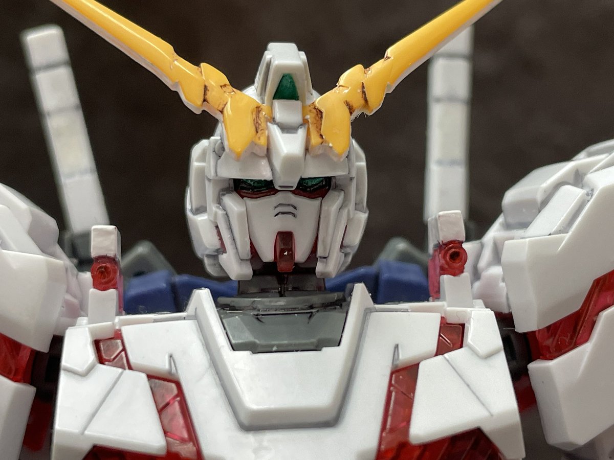 samurai_tomo's tweet photo. ガンプラ復帰ひとつ目、1/144ユニコーンガンダム、完成！
色々と反省点は多いですが、とりあえずはここで完成として、次のキットに取り掛かりたいかと。
カメラアイの塗り分けはマジで大変だった😅
次は塗装（筆塗り）でジムを作るぞー😄 https://t.co/0inWcomdtq