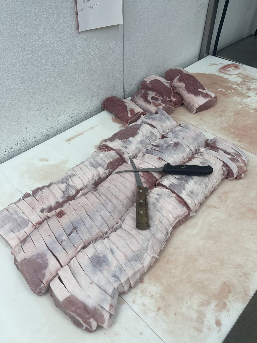 C_H_A_D_L_Y's tweet image. GM Meatheads!!! Boneless Chips on sale, family packs….cuttin’ the poundage today…🇺🇸💪….#Meat #Meatcutter