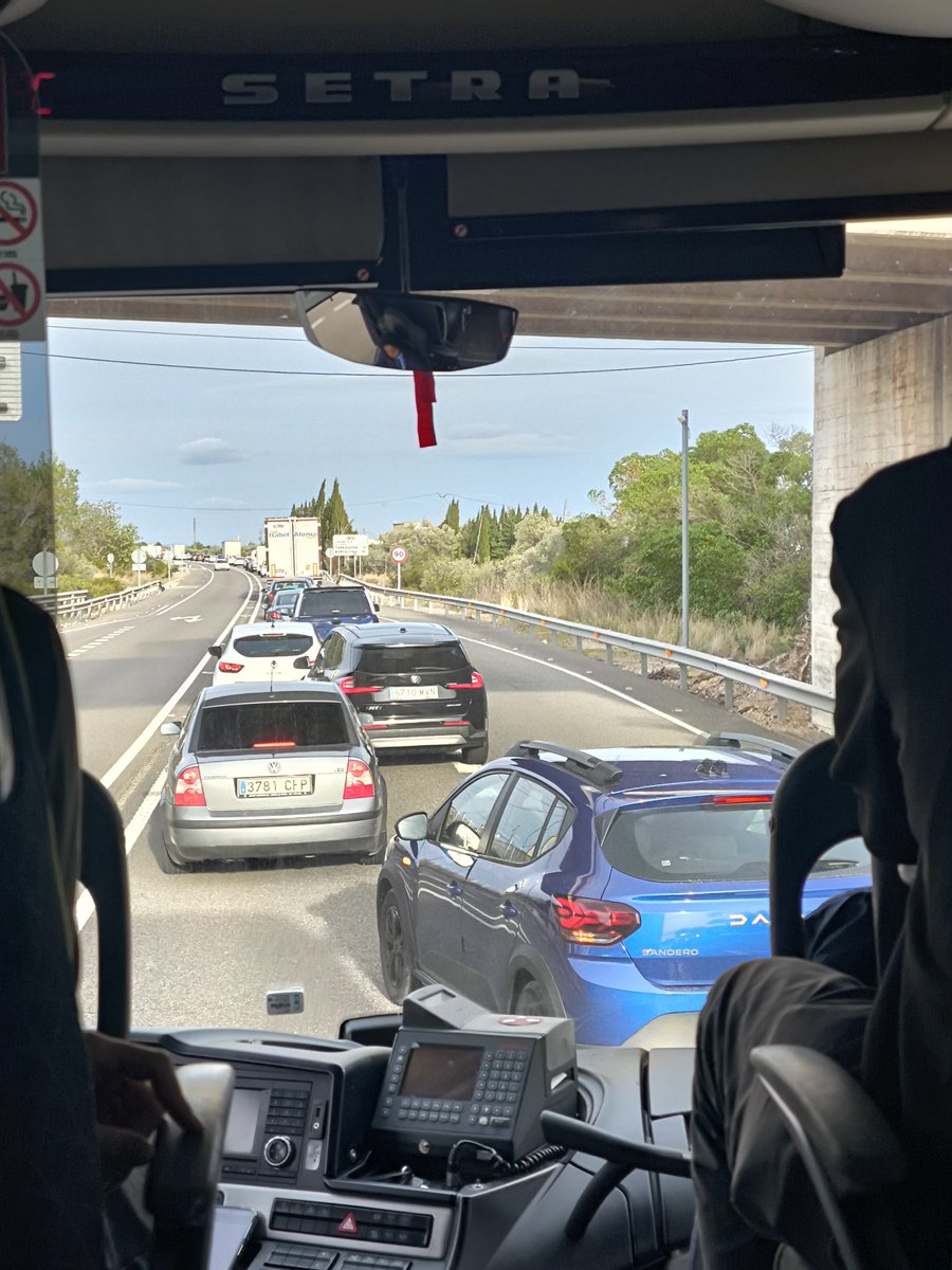 Ahir a la matinada va bolcar un camió a l'AP-7 a l'Ebre degut als forts vents, 36 hores després, no només no han tret el camió, sinó que segueix l'AP-7 tallada direcció nord i l'operació tornada de cada diumenges s'ha de fer per la N-340. 
Afegir que el tram ebrenc de la N-340 la