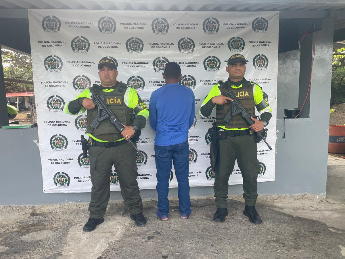📍#LaGuajira | 4 personas fueron capturadas por delitos relacionados con documentos falsos y receptación, y se recuperó una motocicleta con reporte por hurto, durante operativos de <a href="/TransitoPolicia/">Dirección de Tránsito y Transporte</a> en vías del departamento. Seguimos fortaleciendo la seguridad vial. 🚓🛣️