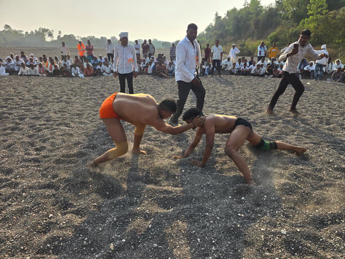 mlamangeshbjp's tweet photo. बहाळ ऋषीपांथा येथे महाशिवरात्री निमित्ताने सालाबादप्रमाणे आयोजित भव्य कुस्त्यांच्या स्पर्धेला भेट दिली व पैलवानांचा उत्साह वाढवला.
#Bahal #chalisgaon https://t.co/YNzN0JjGKG