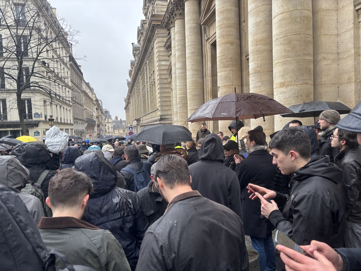 baugusteaura's tweet image. Marianne a pleuré Quentin ce jour à Paris  place de la Sorbonne. Colère et recueillement mêlés. Nous ne l’oublierons pas. Fier d’y avoir représenté le @GroupeRnAURA. Pensées pour la famille de Quentin.