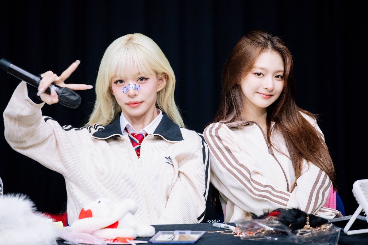 1210xxHe's tweet image. 250711 签售

✌️✌️

#프로미스나인 #fromis_9 
#이채영 #chaeyoung
#이나경 #LeeNaGyung