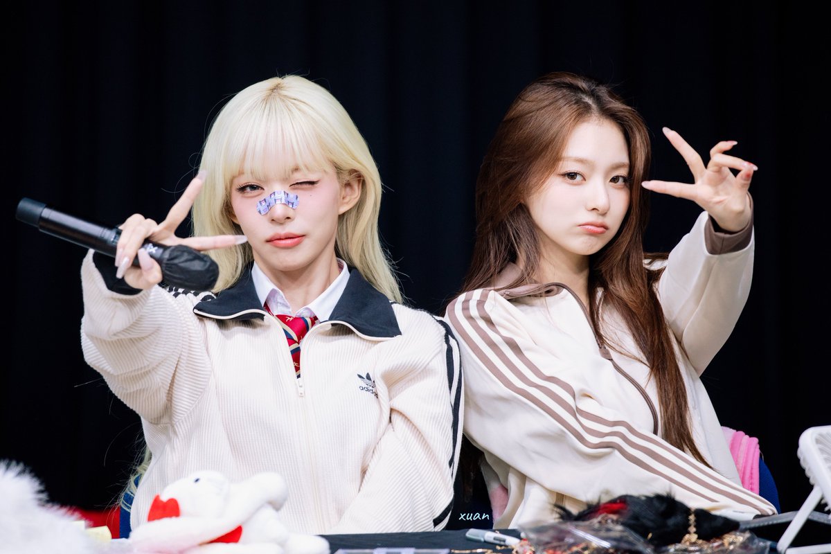 1210xxHe's tweet image. 250711 签售

✌️✌️

#프로미스나인 #fromis_9 
#이채영 #chaeyoung
#이나경 #LeeNaGyung